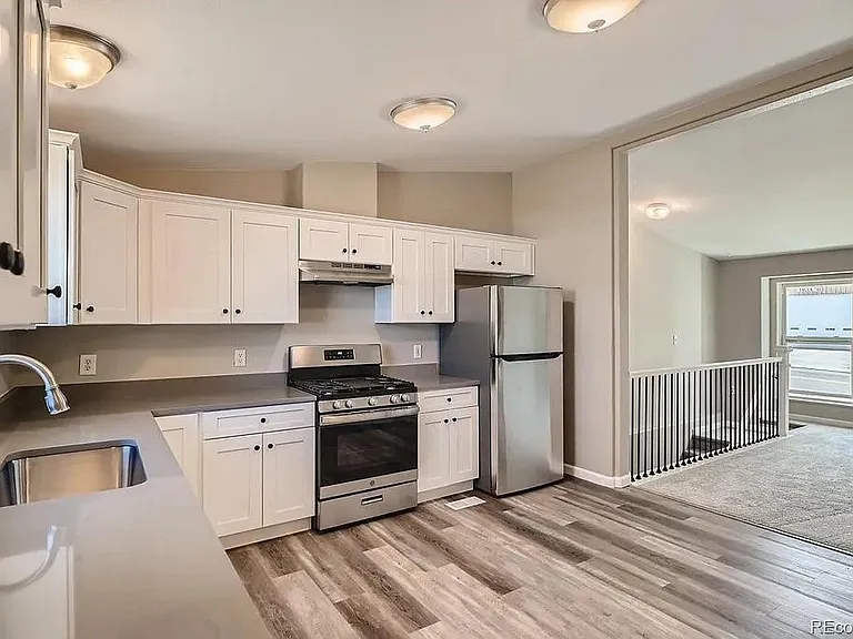 970 Moss St — Photo 10