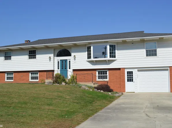 226 E 6th St, Kanawha, IA 50447