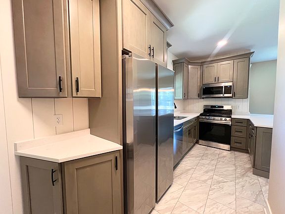 3rd image of 704 Dean St