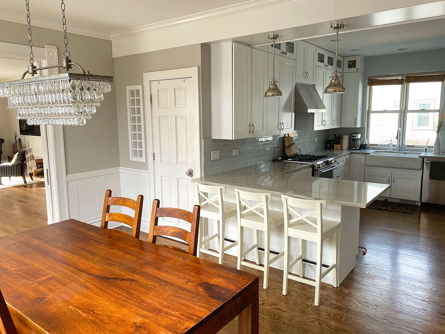 5 bed, 2700 sqft, $3,895 — Photo 4