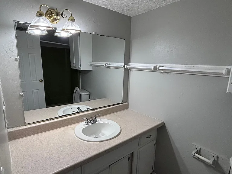 320 E Edwards St #6 — Photo 13