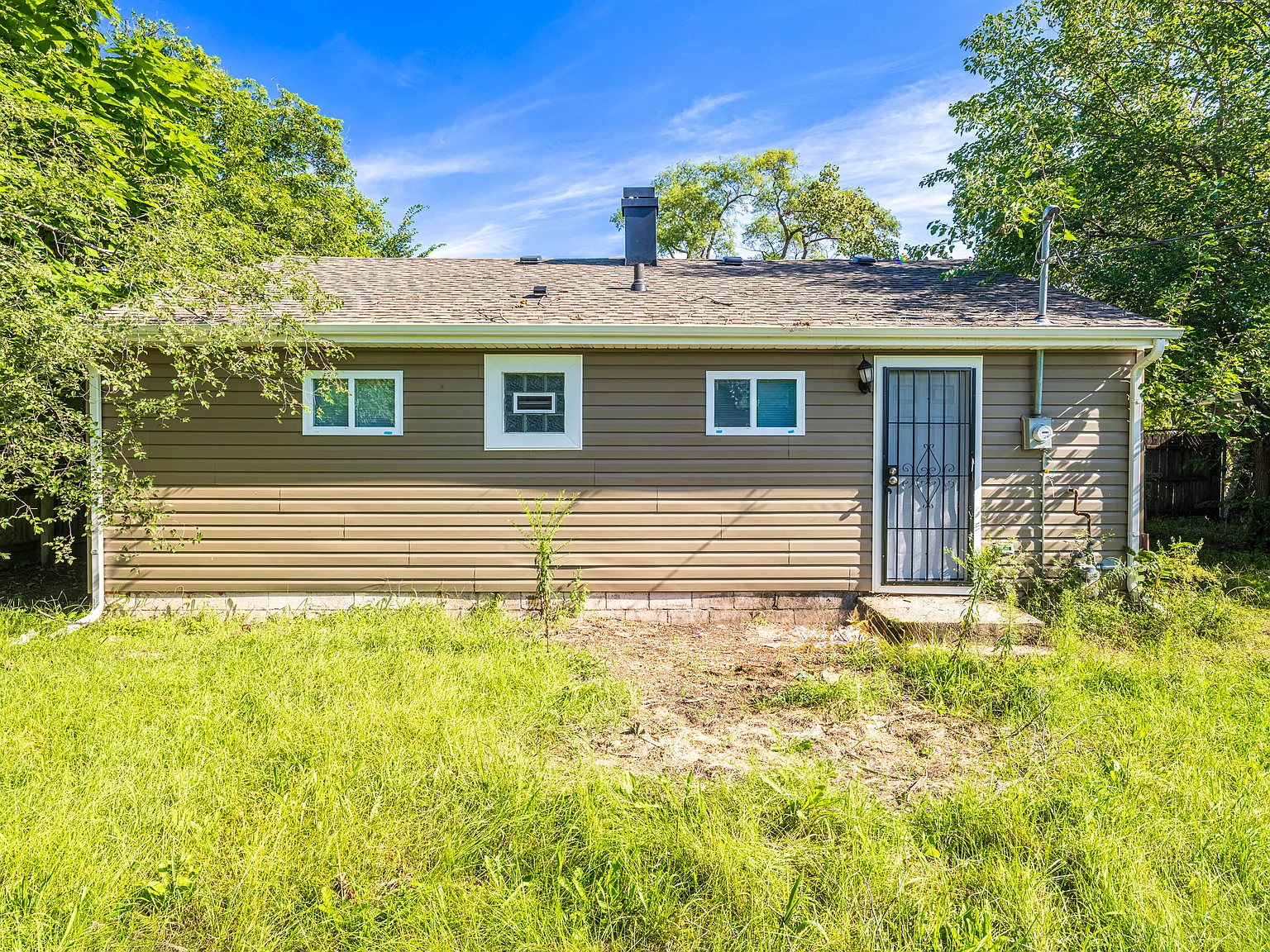 3 bed, 825 sqft, $1,800 — Photo 2
