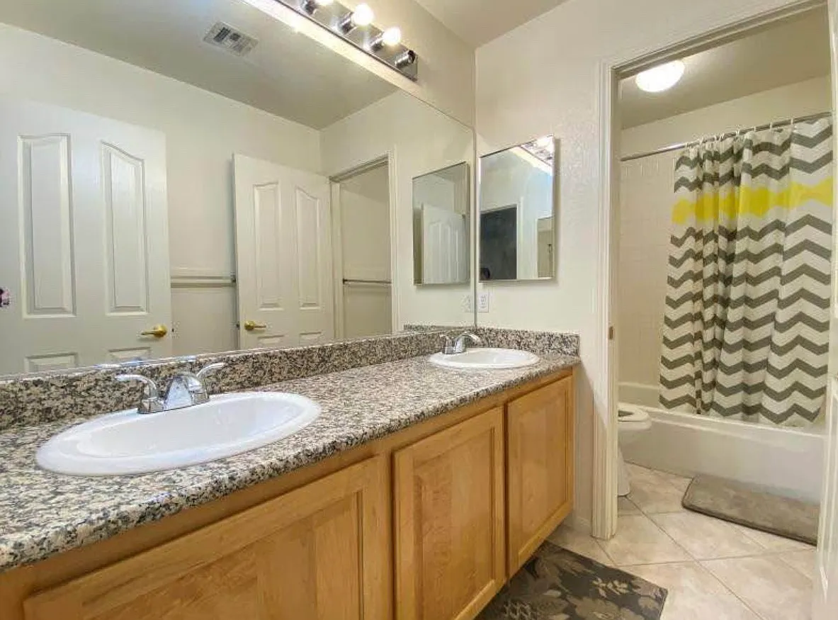 6 bed, 3064 sqft, $680 — Photo 2