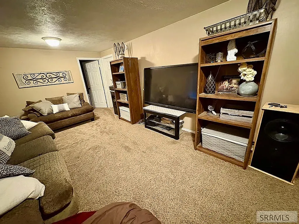 6 bed, 2574 sqft, $525 — Photo 2
