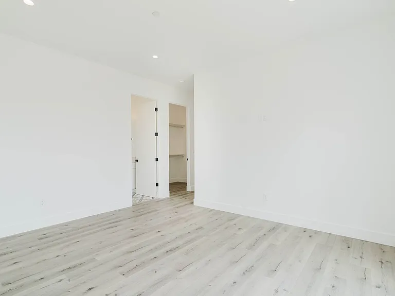 10853 Otsego St — Photo 20