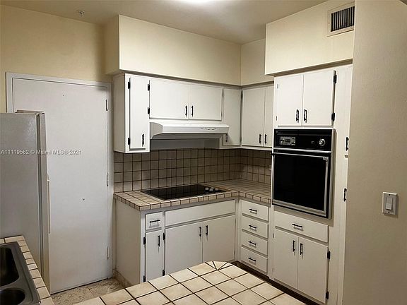 4th image of 2121 N Bayshore Dr APT 1415