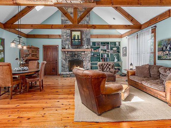 Gathering/breakfast room