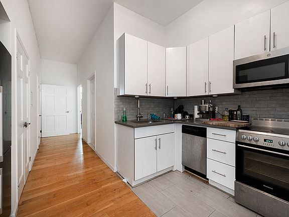 4th image of 416 W 49th St #1R