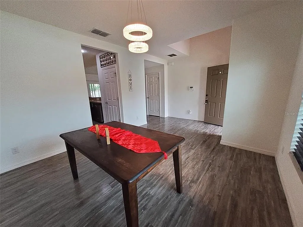 5 bed, 2.5 bath, 2460 sqft, $2,600 — Photo 4