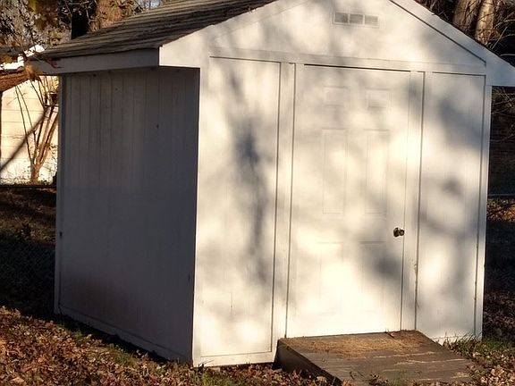 5th image of 109 S Elm Ave