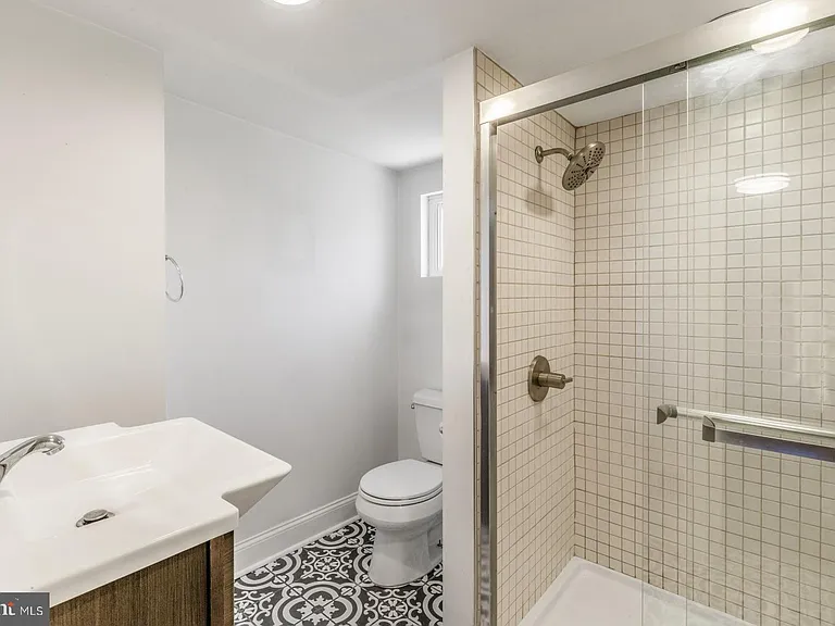 2564 Collins St — Photo 20