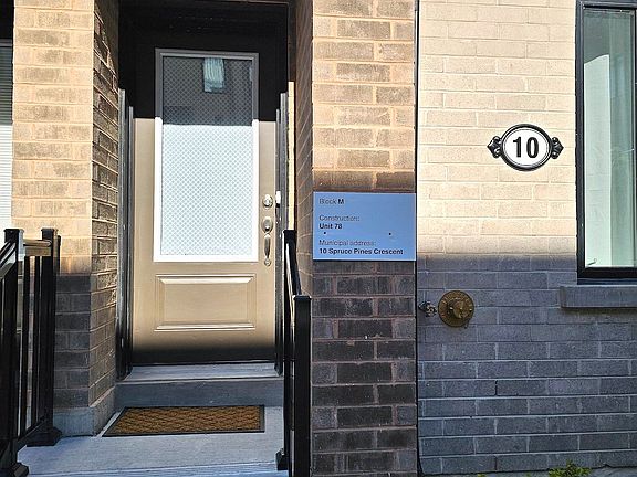2nd image of 10 Spruce Pines Cres Room 2