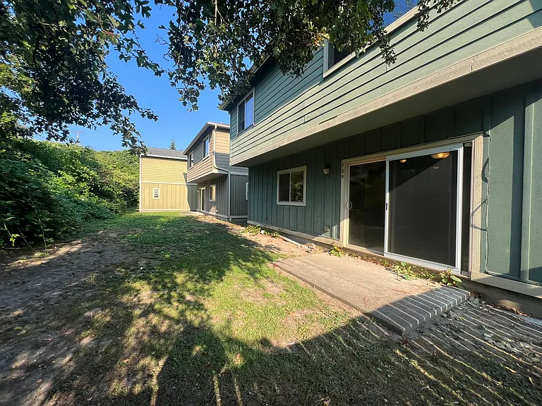 909 Gladstone St — Photo 16