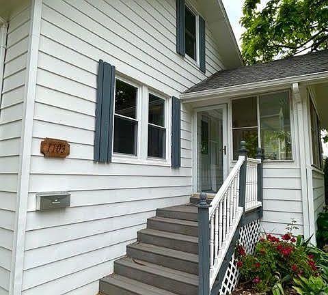 3rd image of 1103 N Maple Ave