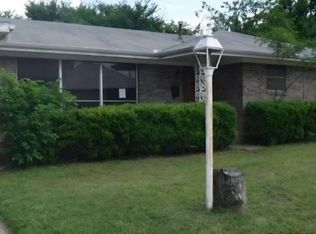 605 Raymond St, Bowie, TX 76230