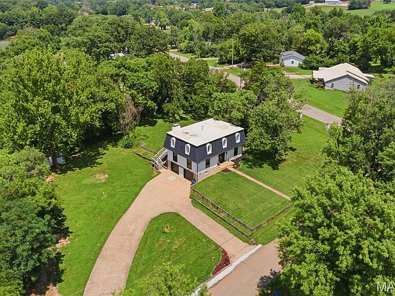 2nd image of 301 Sunset Ln