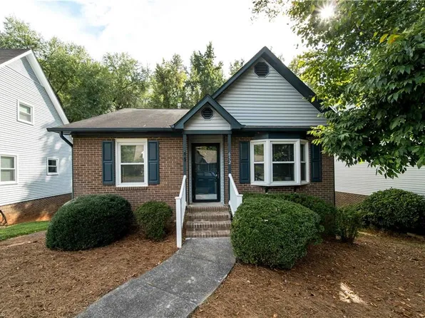 652 Lantern Ridge Dr, Winston Salem, NC 27104