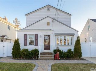 72 Moningstar Rd, Westbury, NY 11590