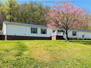 1 Sugarcamp Rd, Hugheston, WV 25110