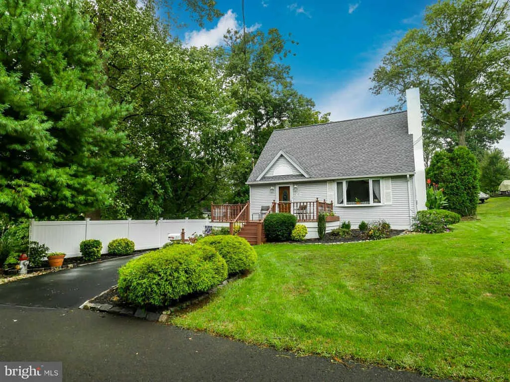 424 Linden Ave photo 1