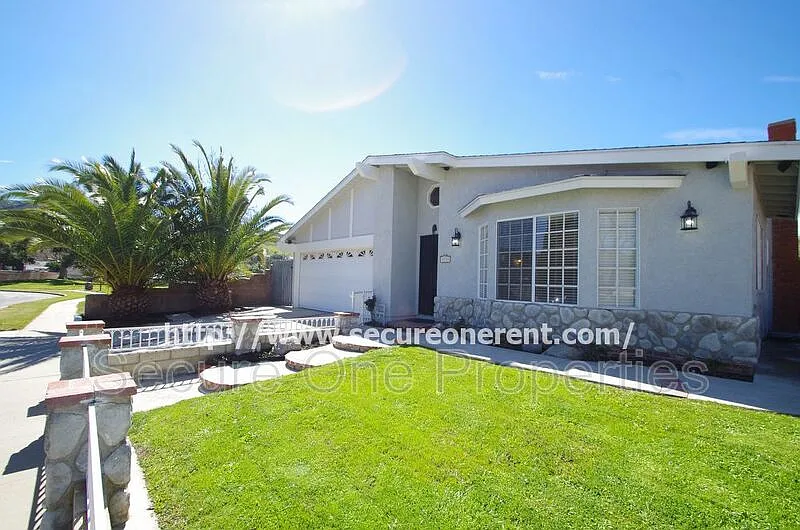 4 bed, 2.0 bath, 1744 sqft, $3,895 — Photo 2