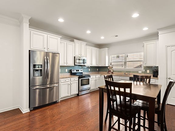 5th image of 306 Lakeside Ln