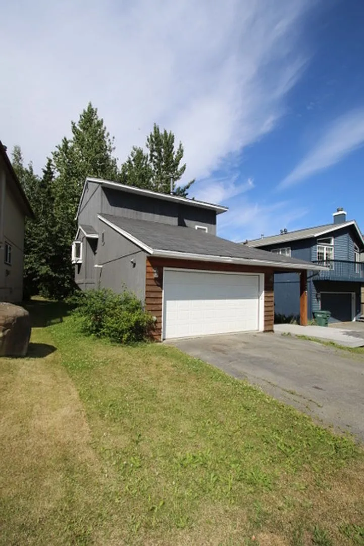 Cozy 3 Bedroom, 2.5 Bath Home in Eagle River — Photo 2