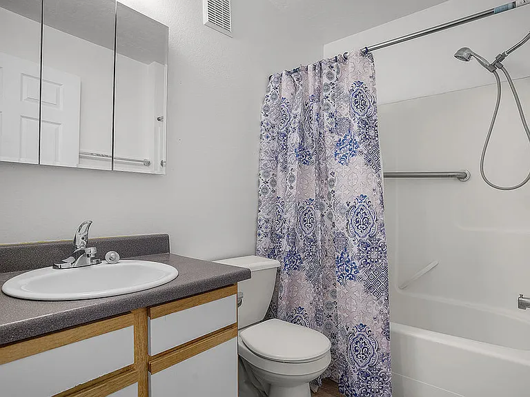 Lakeview Apartments — Photo 5