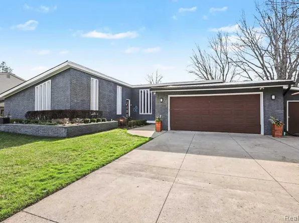 310 Pine Tree Rd, Lake Orion, MI 48362