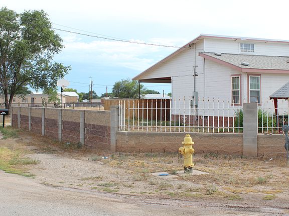 Side w/ basketball hoop