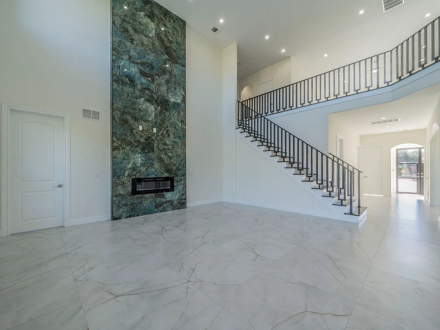 6 bed, 4703 sqft, $6,000 — Photo 3