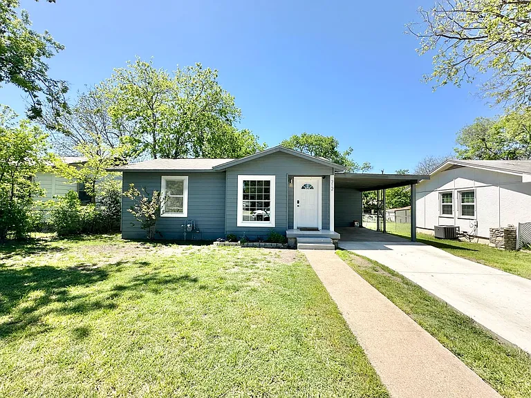 712 Mickan St — Photo 1