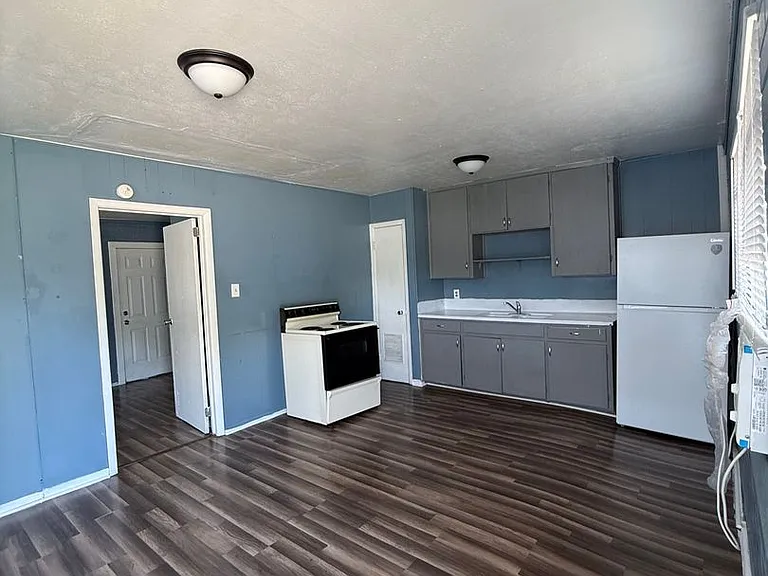 203 W Dove Ln — Photo 1