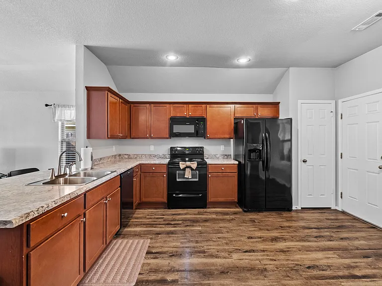 927 E Swift Dr — Photo 8