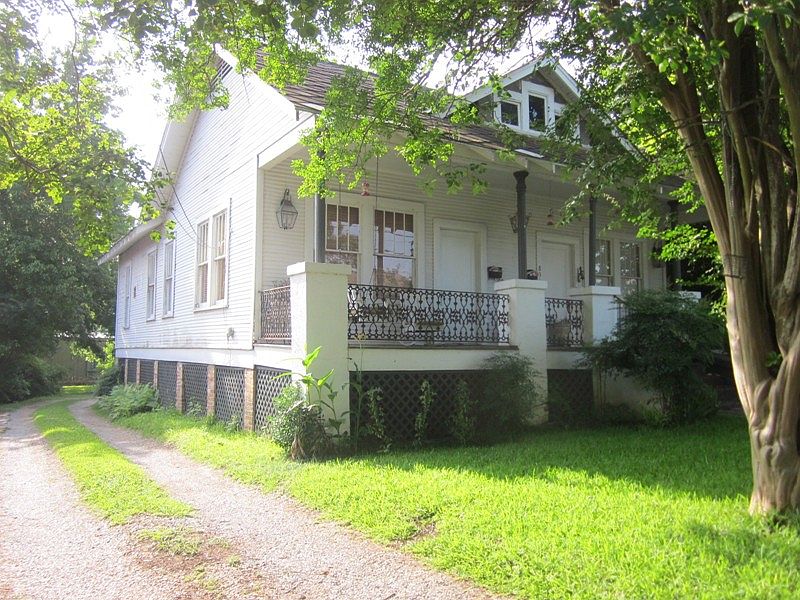 2nd image of 831 2nd St