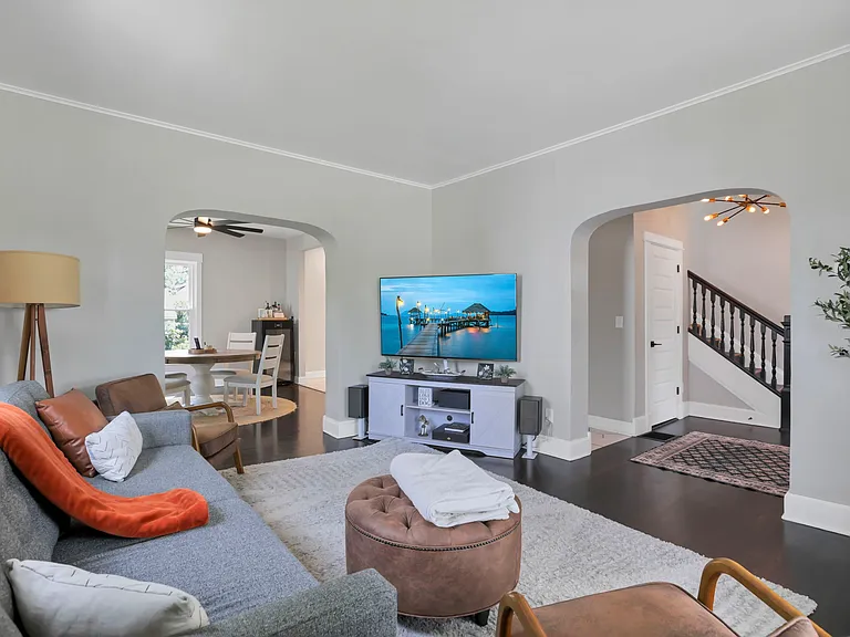 230 N State St — Photo 12