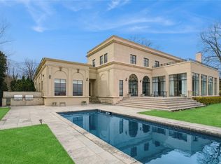 7 Gatsby Ln, Great Neck, NY 11024