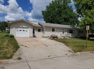 911 E 6th St, Tama, IA 52339