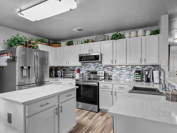 4th image of 951 Brandi Cir