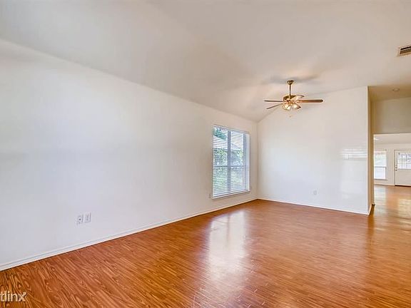 4th image of 126 Post Oak Dr