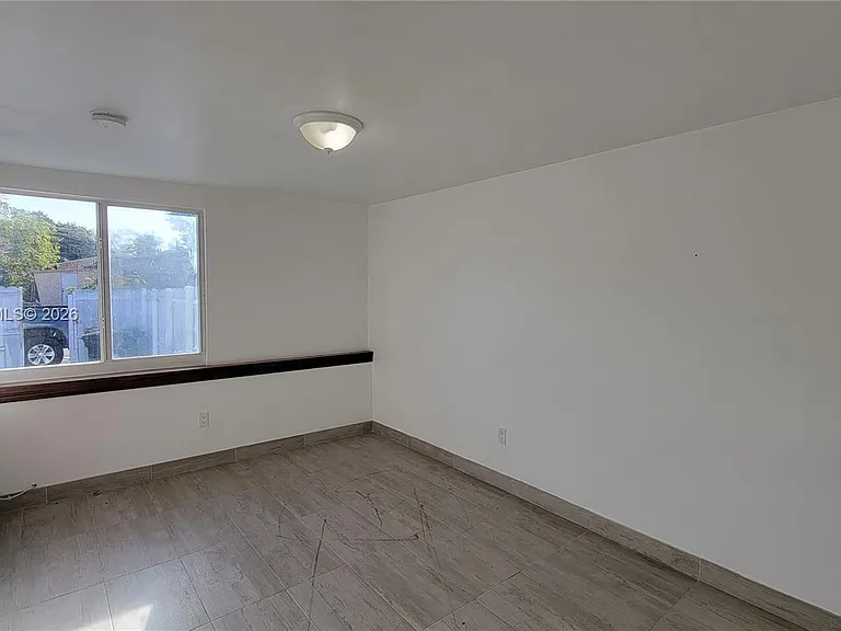 14200 NE 15th Ave — Photo 4