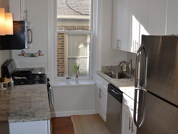 3rd image of 1085 N Paulina St #1R