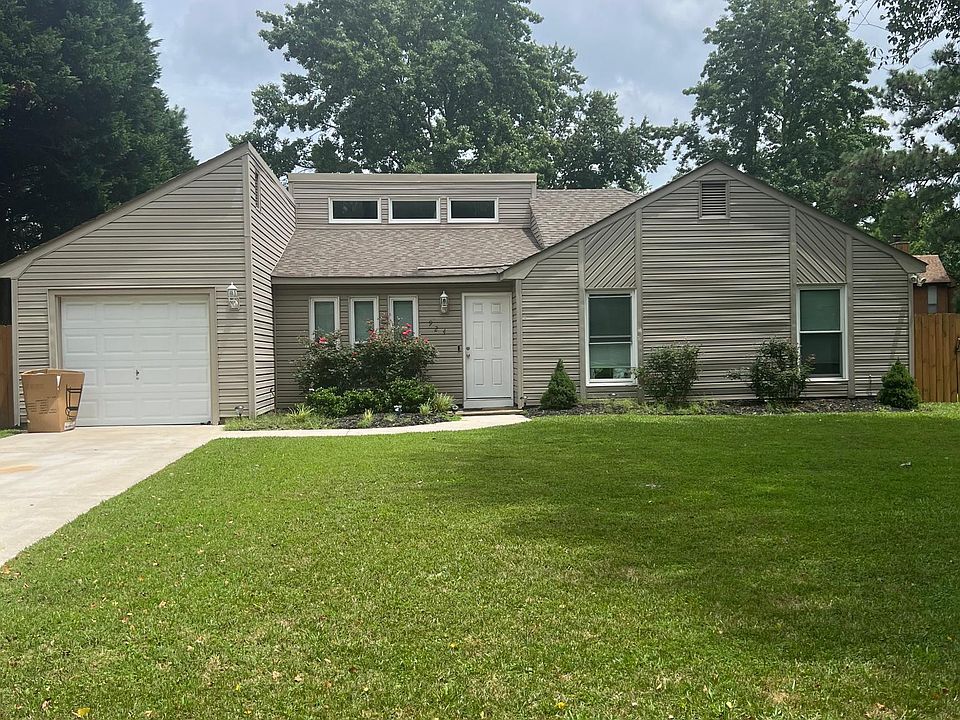 1st image of 924 Golden Cypress Ct