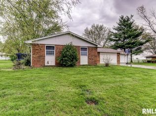 6 Oakwood Ln, Auburn, IL 62615