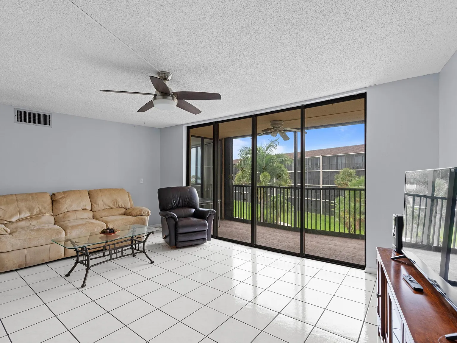 2424 N Federal Hwy — Photo 2