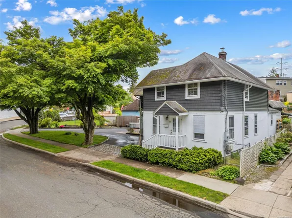 8 Locust Street, Roslyn Heights, NY 11577