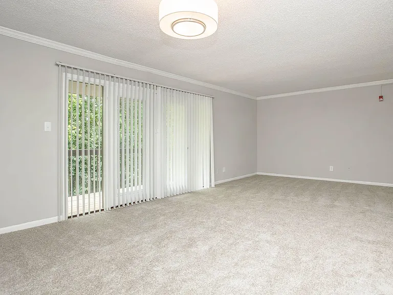 Kingston Pointe Apartments — Photo 11