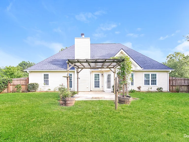 819 Winding Grove Ln — Photo 15