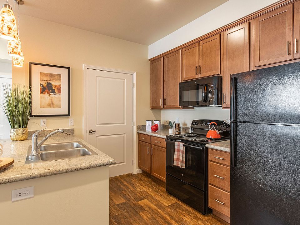 600 Riverside kitchen