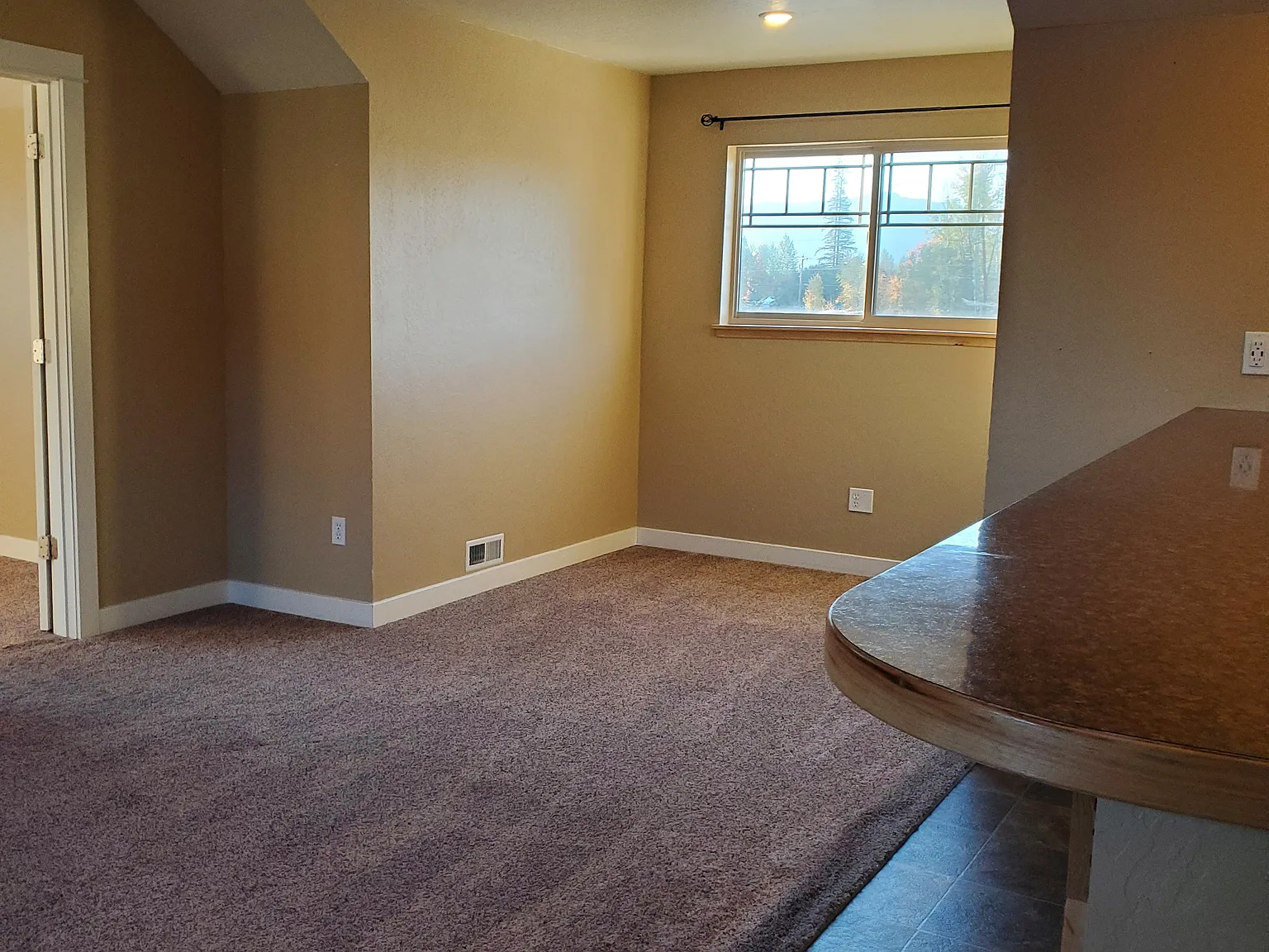 405 Vermeer Dr — Photo 2